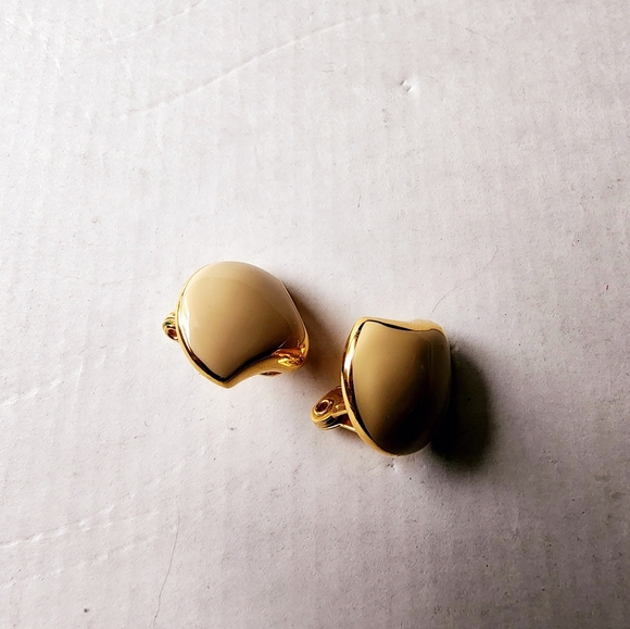 Vintage Trifari unique shaped cream enameled gold plated clip on earrings - Picture 5 of 9